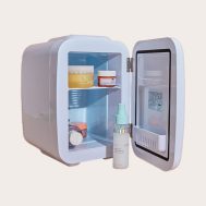 b7c1f331e9c9b96907ec8469f2f789212b669948_CMW1288_2_stylpro_beauty_fridge