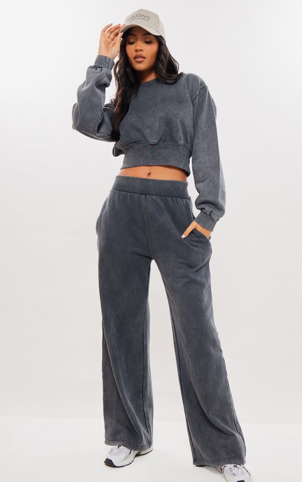b8e3ec32e94ff4e2415f0e3f7e53354dcb942ee5_CNG6015_3_tall_washed_charcoal_cropped_oversized_sweatshirt