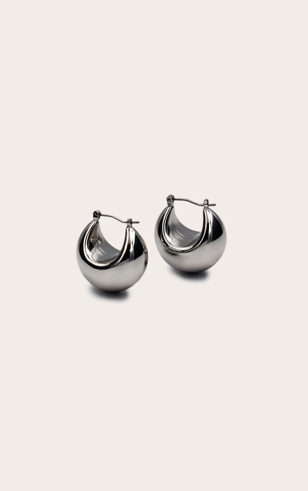 b95e0eeacbca56fde40b68c7c5f599051849fdfc_CNM0707_1_silver_chubby_huggie_hoop_earrings