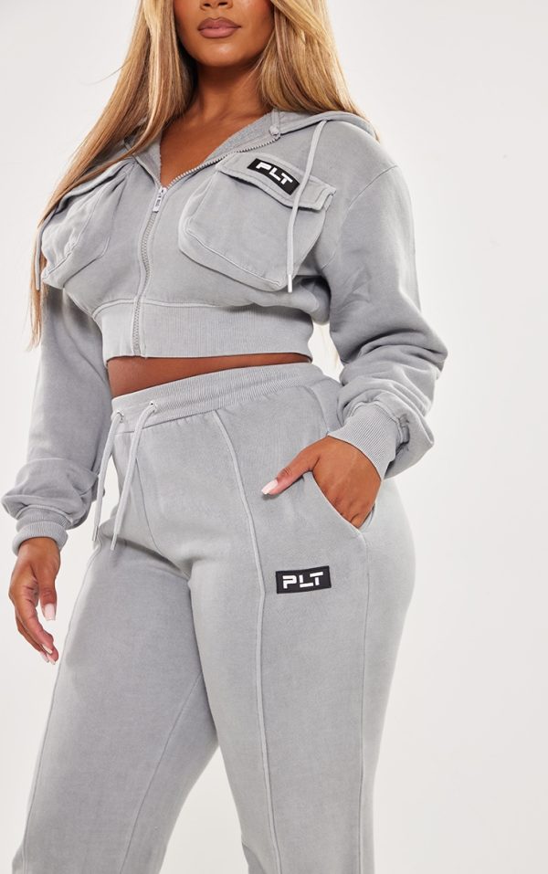 ba7ce702792a41141fa28ece35cb657c2773d7c0_CNF9903_4_prettylittlething_shape_grey_marl_washed_cargo_cropped_hoodie