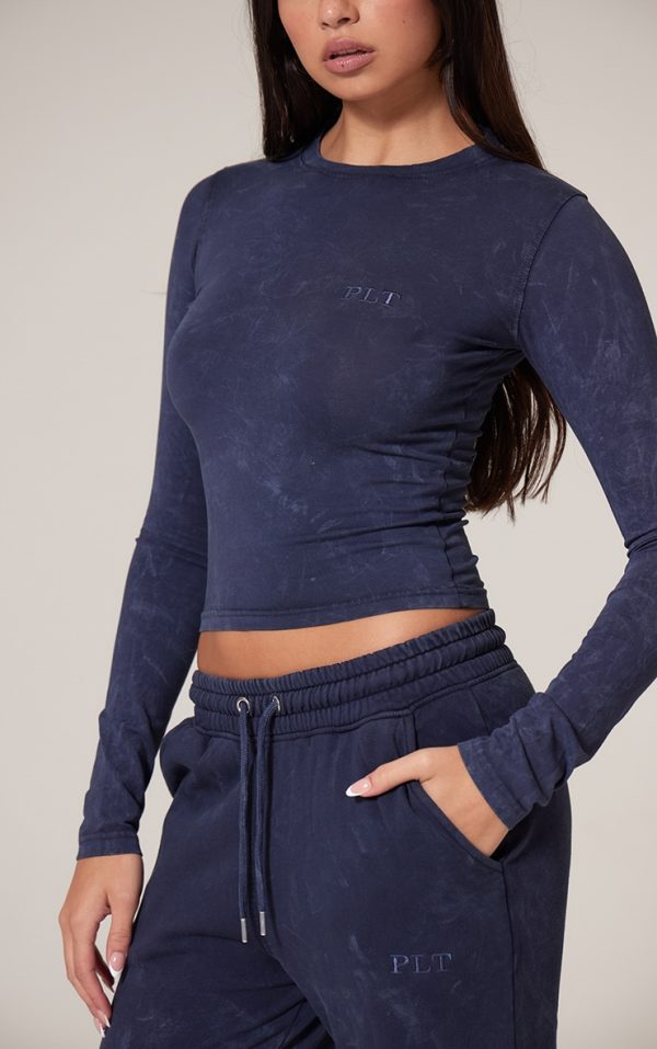 bab7911e86d59f9c6eed560fe31121d0681ee4b8_CNK5071_4_prettylittlething_navy_washed_low_rise_oversized_wide_leg_joggers
