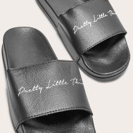 bb2321f5fbe7583d8a8d62250dd078a228f820f3_CMC2829_4_prettylittlething_black_slogan_sliders