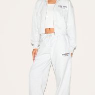 bb571713218b3b5fcfe0e48c36162edd41a0a468_CNK1757_1_prettylittlething_ash_grey_premium_print_wide_leg_joggers