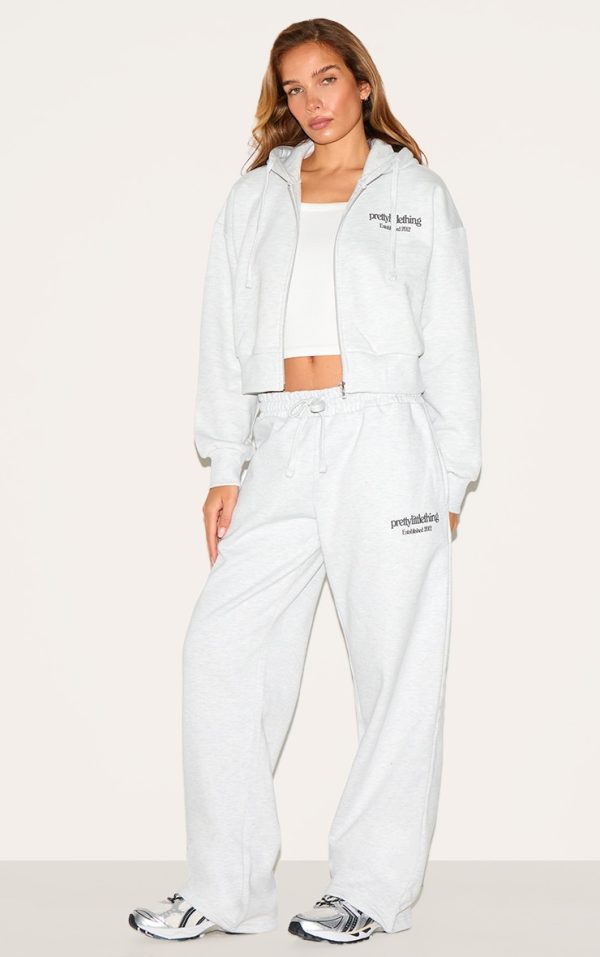 bb571713218b3b5fcfe0e48c36162edd41a0a468_CNK1757_1_prettylittlething_ash_grey_premium_print_wide_leg_joggers