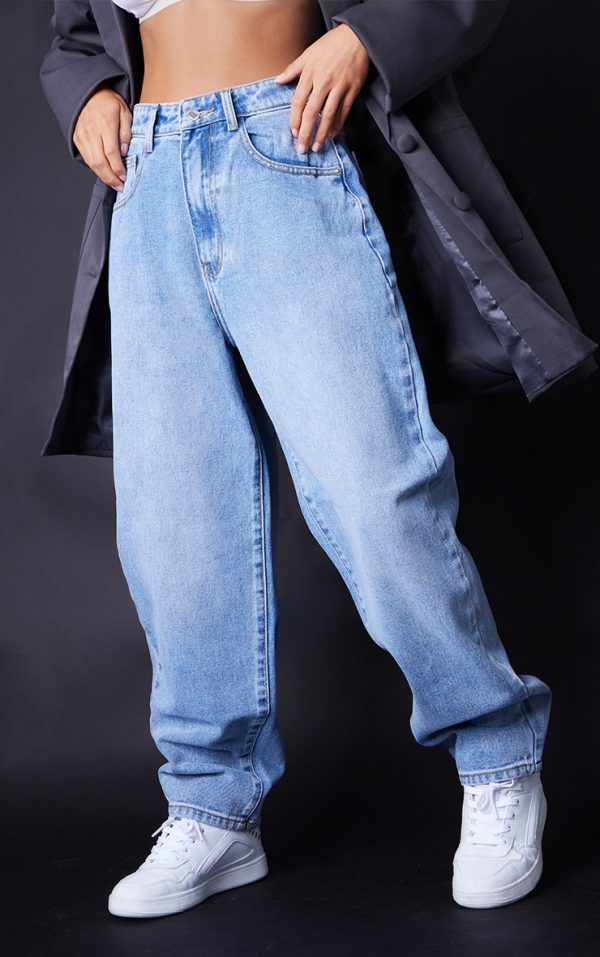 bc7333c915502c7fab9a5f3bcc1d5c2d249df57b_CMU3655_2_prettylittlething_petite_l28_light_wash_boyfriend_jeans