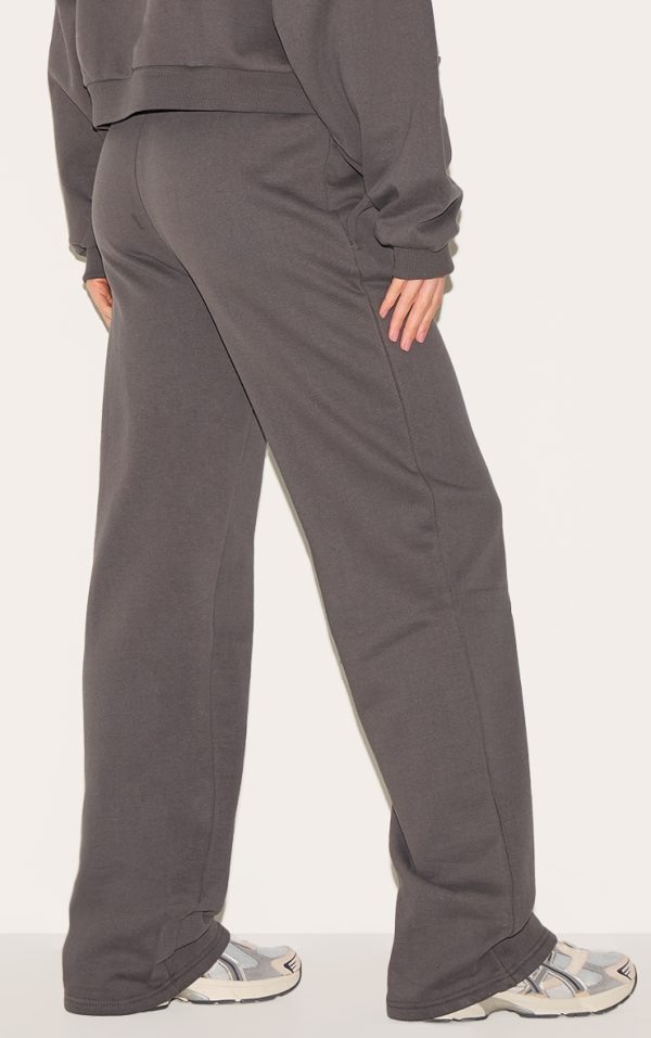 bda29f0c8eb450867509d81b98d39e5f6682ac08_CNK1376_3_prettylittlething_tall_charcoal_premium_studio_print_straight_leg_joggers