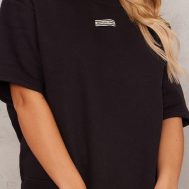 bdaec33c8e45c5e555e8fb7bc1c2d8e7b087d464_CNI1470_4_prettylittlething_black_badge_detail_oversized_short_sleeve_sweatshirt