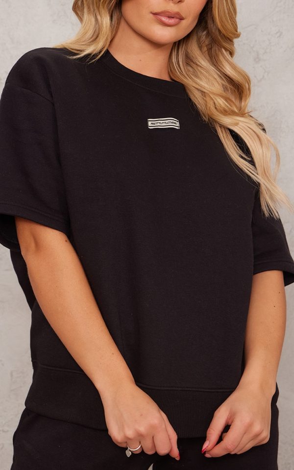 bdaec33c8e45c5e555e8fb7bc1c2d8e7b087d464_CNI1470_4_prettylittlething_black_badge_detail_oversized_short_sleeve_sweatshirt