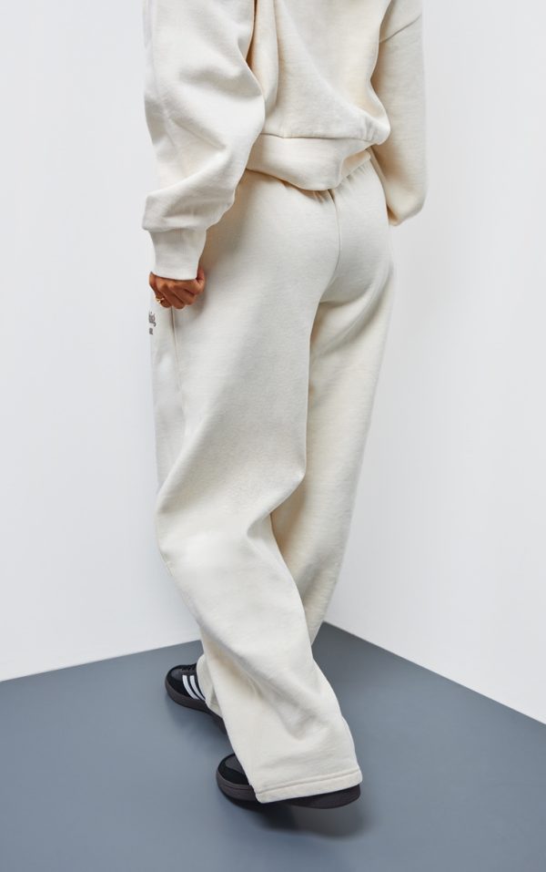 bdcf0dc06e994397542c8d546ec3c0fc17716669_CNK1316_3_prettylittlething_petite_cream_premium_print_wide_leg_joggers