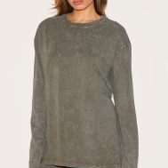 be0e1e2f9b9f5774980b9a37d68c210e971c1357_CNM0249_1_prettylittlething_olive_embossed_logo_washed_long_sleeve_t_shirt