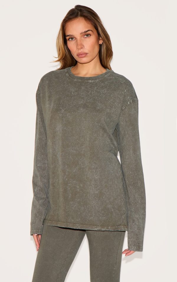 be0e1e2f9b9f5774980b9a37d68c210e971c1357_CNM0249_1_prettylittlething_olive_embossed_logo_washed_long_sleeve_t_shirt