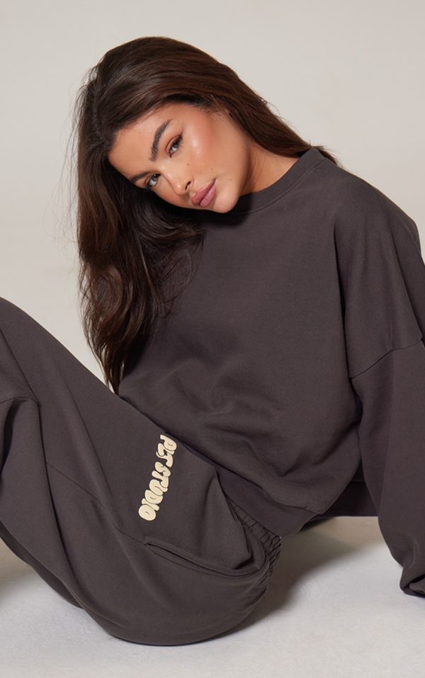 be364f7e1881e85c638cff0d2be45ca962ae6fbc_CNK1758_4_prettylittlething_charcoal_premium_studio_print_boxy_sweatshirt
