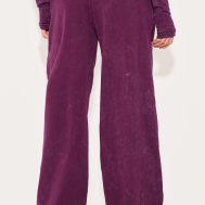 be9b9dcdffd6ec278a36c82467d97b92e09b0039_CNL8058_3_prettylittlething_plum_washed_low_rise_oversized_wide_leg_joggers-1
