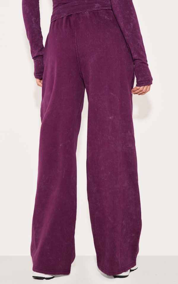 be9b9dcdffd6ec278a36c82467d97b92e09b0039_CNL8058_3_prettylittlething_plum_washed_low_rise_oversized_wide_leg_joggers-1