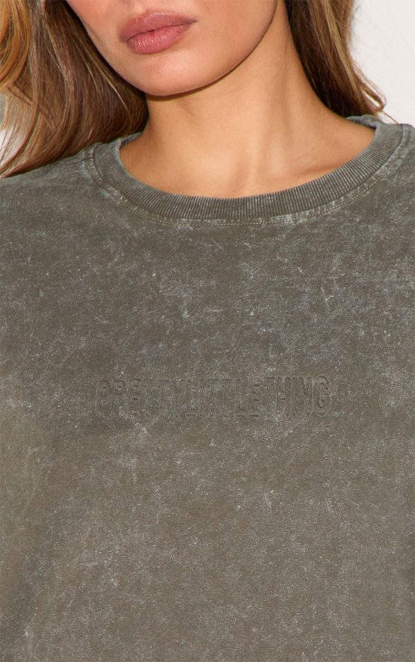 bf3138d5eb76e9d53a8b9608205c207c5bd6b743_CNM0249_4_prettylittlething_olive_embossed_logo_washed_long_sleeve_t_shirt