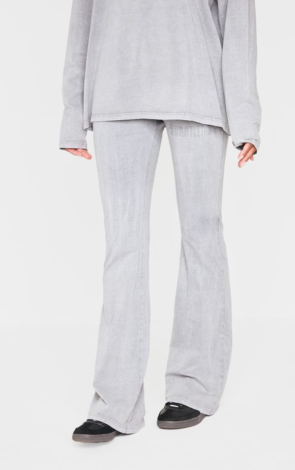 c27293e498ac26ced440e6aa8c2d42c3ba7ecad0_CNK5266_2_prettylittlething_light_grey_embossed_logo_washed_skinny_flare_trousers