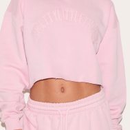 c343eb6cd9bd96e2c952325a9a0e632a49dcf986_CNJ8960_4_prettylittlething_tall_washed_pink_distressed_varsity_cropped_sweatshirt