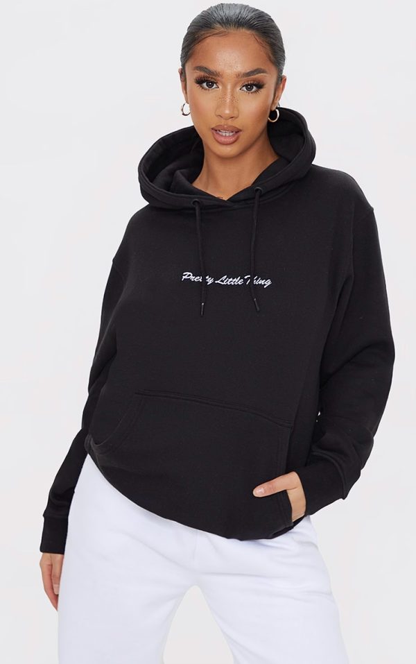 c4008542b1e20c2b2b81cd389094f909d066474f_CNG0630_1_prettylittlething_petite_black_oversized_embroidered_hoodie