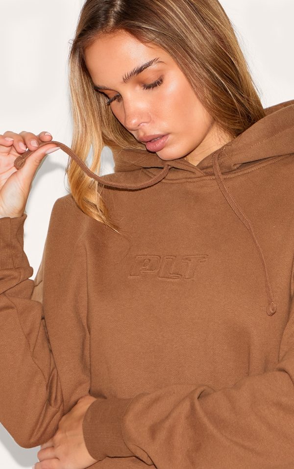 c447d24b370c6cbbf738bc83361dc2eecf8d660c_CNM4818_4_taupe_prettylittlething_premium_embossed_oversized_hoodie