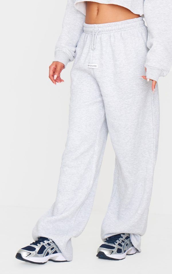 c56222a2b4475ae5cfaa8b53a729f52d1f763ba1_CNJ5145_2_prettylittlething_ash_grey_badge_detail_mid_rise_wide_leg_joggers
