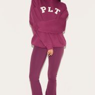 c59b49004ccd357cc80d973b304de2f7c23b444f_CNL9013_3_prettylittlething_plum_contrasting_print_logo_oversized_hoodie