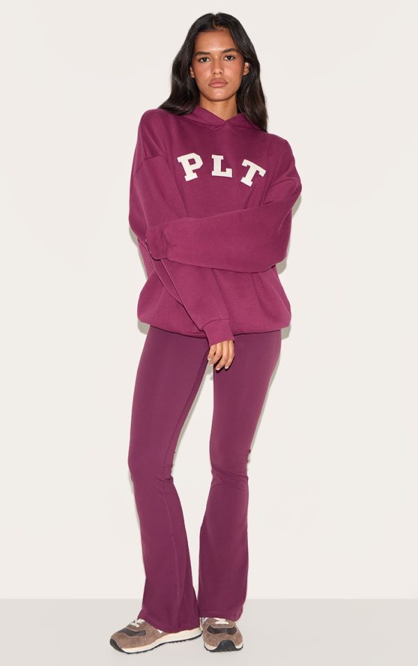 c59b49004ccd357cc80d973b304de2f7c23b444f_CNL9013_3_prettylittlething_plum_contrasting_print_logo_oversized_hoodie