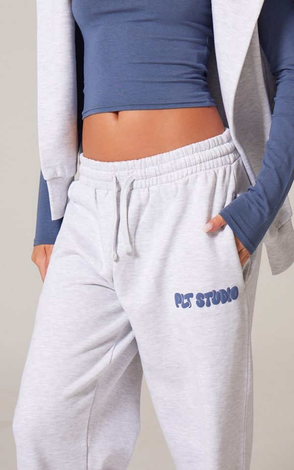 c5ebe059660218770ac0e647fb27fb73d844df9e_CNK1743_4_prettylittlething_ash_grey_premium_studio_print_cuffed_joggers
