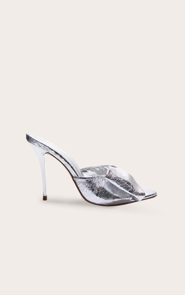 c67620337e2aae2f732d72a968efcc53ea9ddf34_CNK1673_1_silver_pu_point_toe_half_bow_heeled_mules