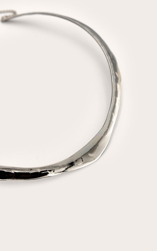 c69dd6a288453596b93c0f6314e31720ba8711bd_CNM2802_2_silver_metal_texture_choker