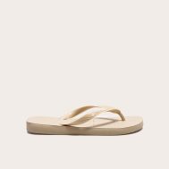 c7477c4959bdce6684e41aa5b6386b3bae27423a_CNH2820_1_sand_havaianas_top_classic_flip_flops