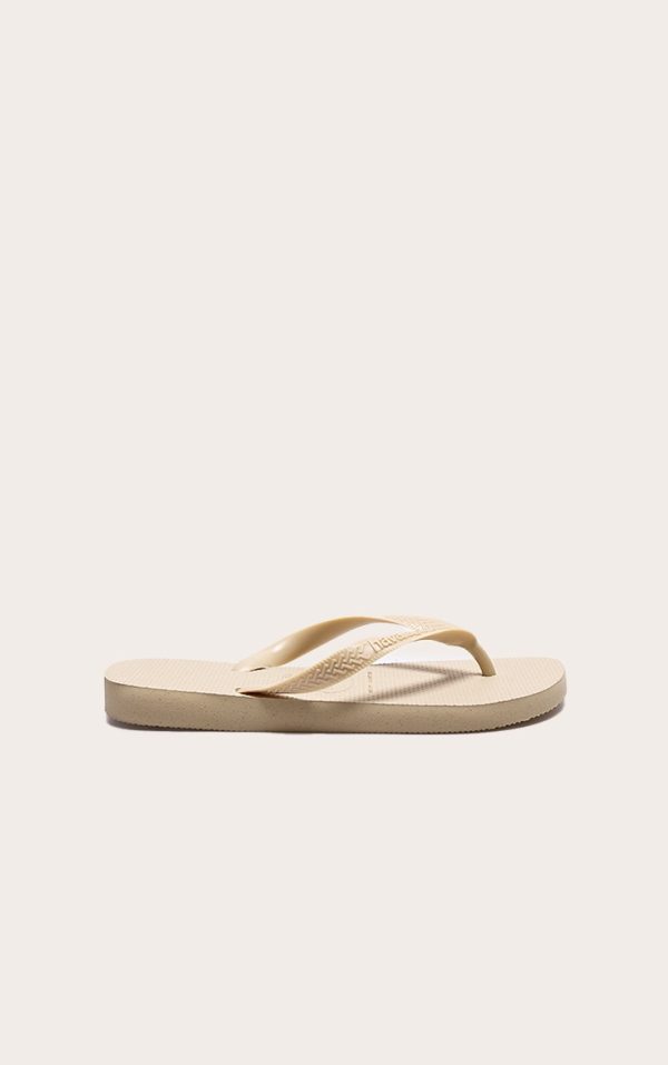 c7477c4959bdce6684e41aa5b6386b3bae27423a_CNH2820_1_sand_havaianas_top_classic_flip_flops
