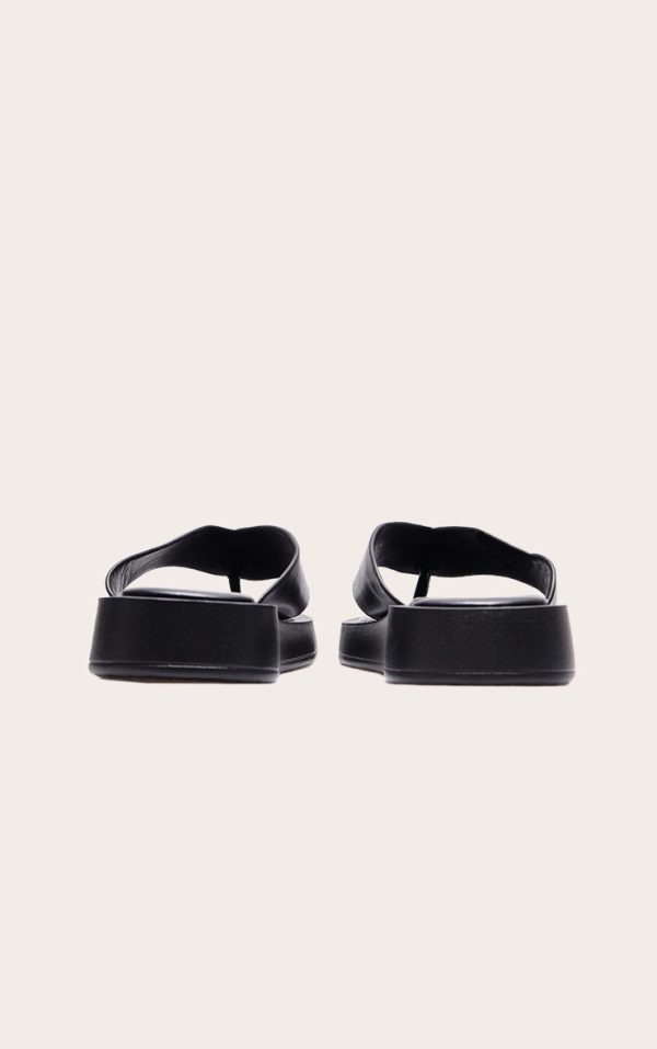 c7985751062479a7c8c9137e6df8fa4d1c795ca0_CMP2587_3_black_chunky_sandal_toe_post_flip_flops