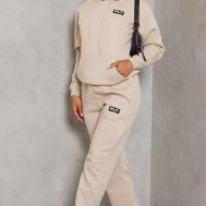 c828d2466e7c1e507c3aa0b146891889245202ee_CNE5698_3_prettylittlething_sand_logo_badge_detail_oversized_hoodie
