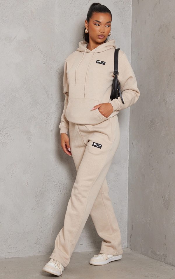c828d2466e7c1e507c3aa0b146891889245202ee_CNE5698_3_prettylittlething_sand_logo_badge_detail_oversized_hoodie