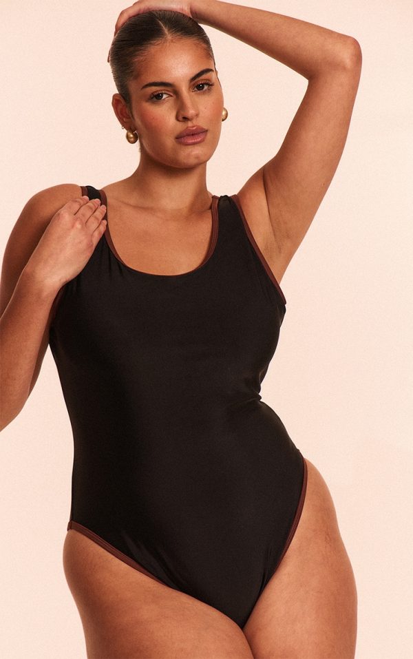 c857de40c0c39345a07f808a04be8ae37d656141_CNM4870_1_plus_black_contrast_binding_scoop_back_swimsuit
