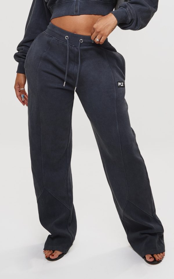 c862445086d06584b48b1ffab7e274fa63c706ff_CNK0467_2_prettylittlething_shape_washed_charcoal_wide_leg_joggers