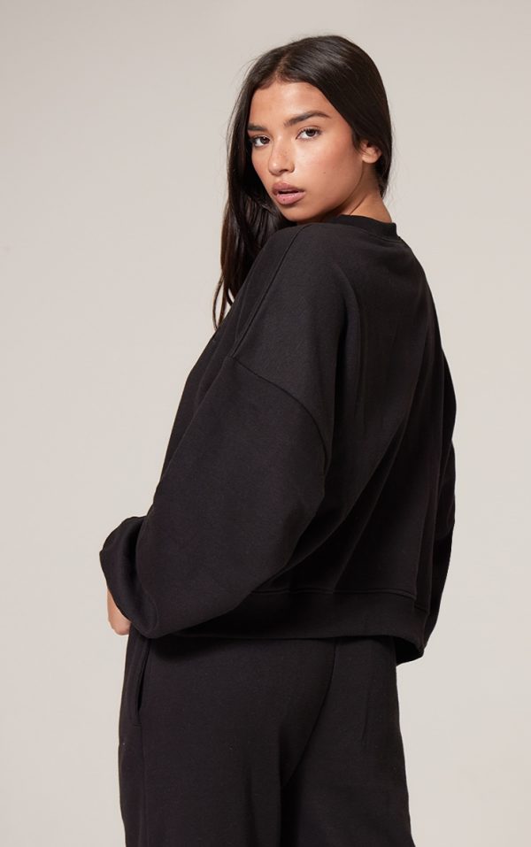 c8be9a79e97663f7bb9954a2e2a80d02481da7d7_CNK6319_2_prettylittlething_black_boxy_embroidered_sweatshirt
