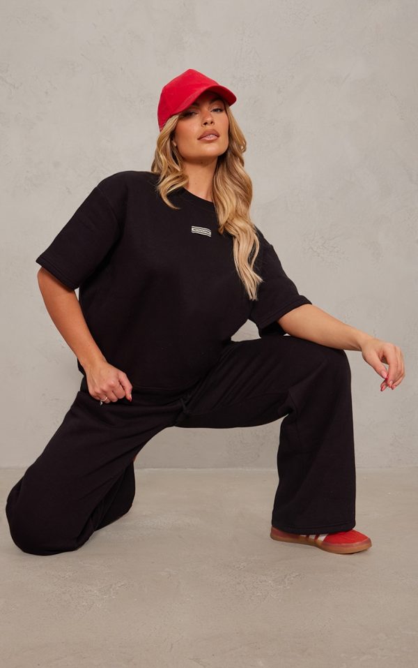 c8cc9f3b0e23f7263a07f5d8ace62e1da1282773_CNI1470_1_prettylittlething_black_badge_detail_oversized_short_sleeve_sweatshirt