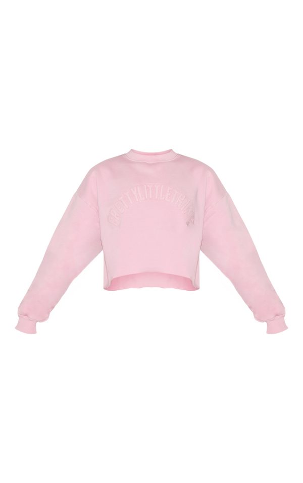 c90cdb6f00116105311fdda3a91555fe62cda9db_CNJ8960_5_prettylittlething_tall_washed_pink_distressed_varsity_cropped_sweatshirt