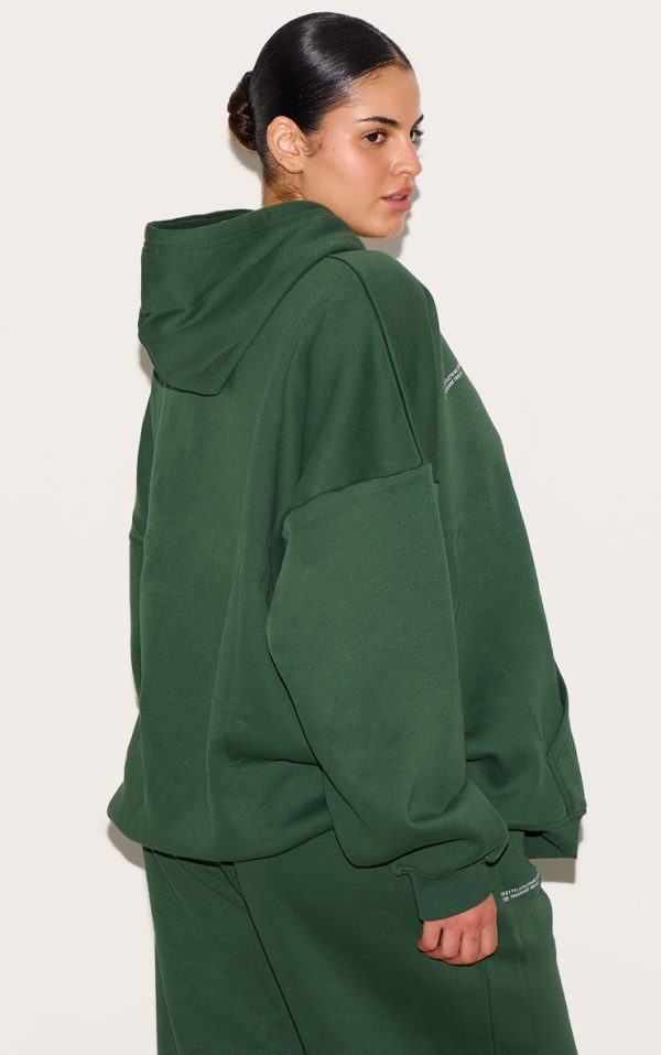 c97d9a95c641f61de2cb67904606f7c498373e1c_CNG1358_2_prettylittlething_plus_forest_green_est_2012_printed_oversized_hoodie