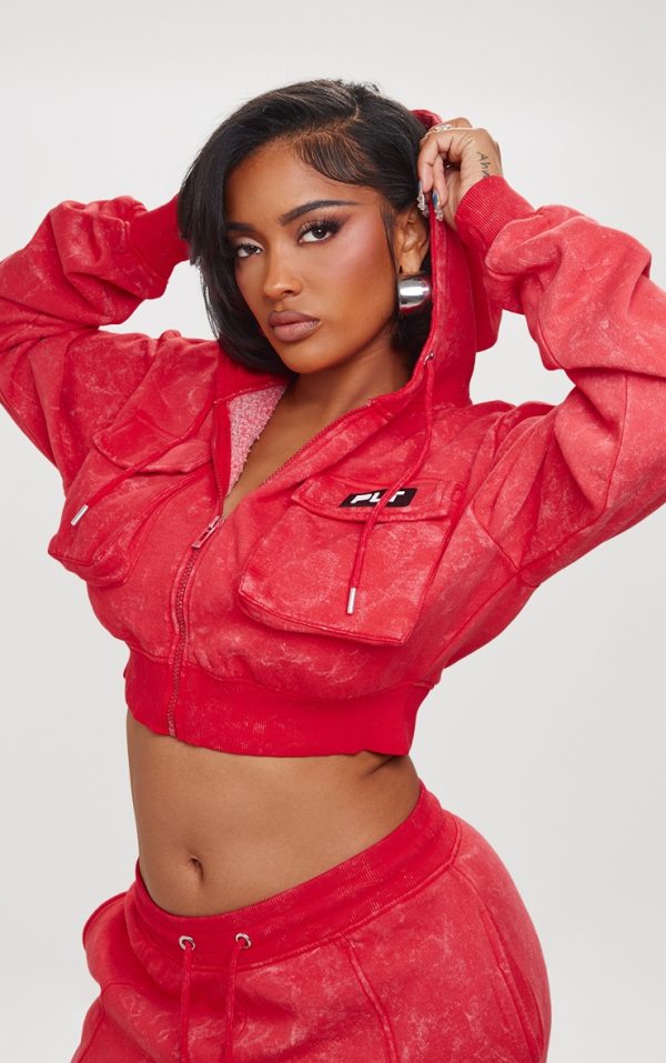 c99aea509cc6d0212caad1237b0a2b1d2f5d8535_CNK0466_1_prettylittlething_shape_washed_red_shape_cargo_cropped_hoodie