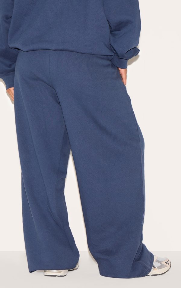 cb0b2c4ba6b944eae0239a61f8d07b1cfc22c7a9_CNK3386_3_prettylittlething_plus_navy_printed_premium_straight_leg_joggers