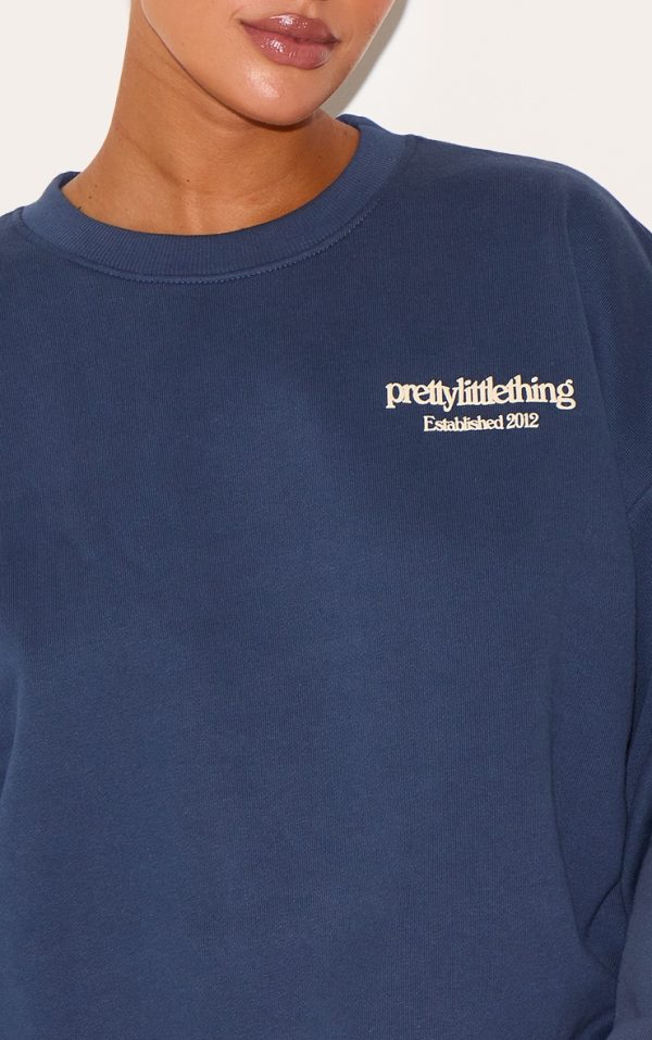ccd0688c814b56028b3d0ecf5f3896b73cc50b78_CNK3385_4_prettylittlething_plus_navy_printed_premium_oversized_sweatshirt