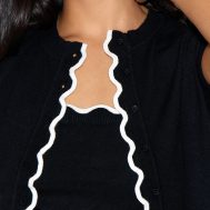 cd82317808c5abe09556f29220fd3bd1e572ef36_CNM4749_4_black_contrast_soft_knit_scallop_hem_fitted_cardigan