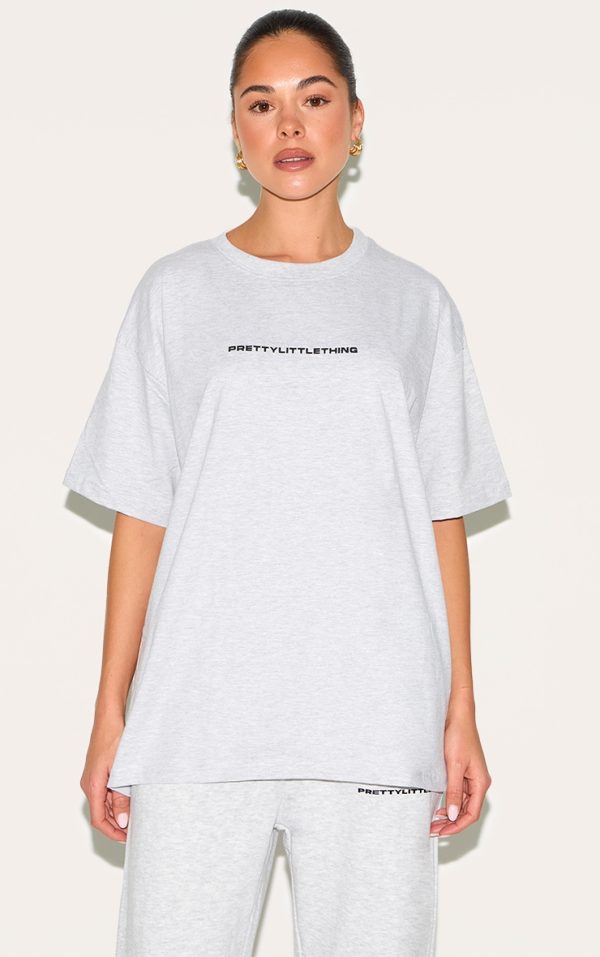 cdf6e0f4c12c6c56a79f0be29906f4abec119cf3_CNI6329_1_prettylittlething_ash_grey_print_oversize_t_shirt