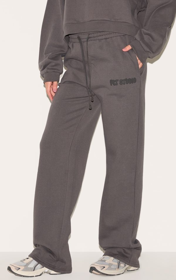 cfdfe6e2e76d02d93264ab3d9db6cc7d2f62db14_CNK1376_2_prettylittlething_tall_charcoal_premium_studio_print_straight_leg_joggers