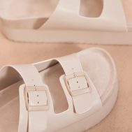 cff59df66b204c9cb41da0567d3ce686023b56f6_CNH8725_4_white_pu_round_toe_double_buckle_strap_chunky_flat_sandals