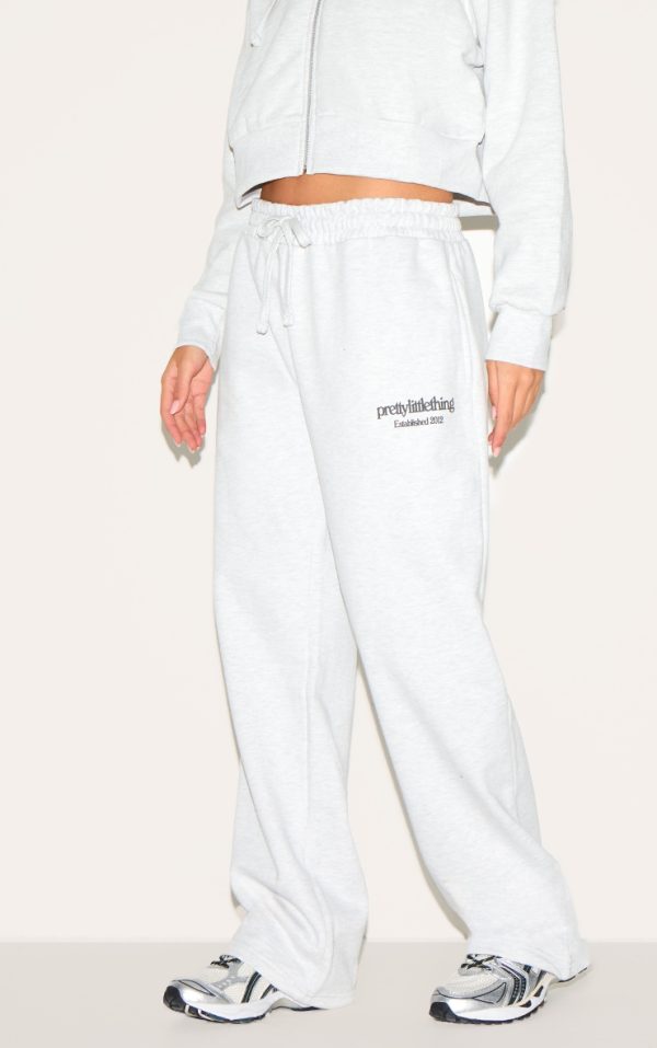 d2eaad87825ba23cb7a1ba6d5f5ac6597e6e60a5_CNK1757_2_prettylittlething_ash_grey_premium_print_wide_leg_joggers