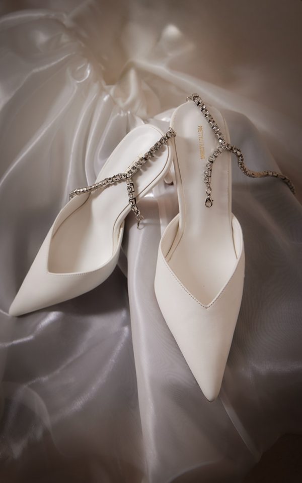 d45c38a471898fb57a72fe38765383eb81755cd7_CNI0199_3_white_pu_point_toe_diamante_chain_back_high_heeled_courts