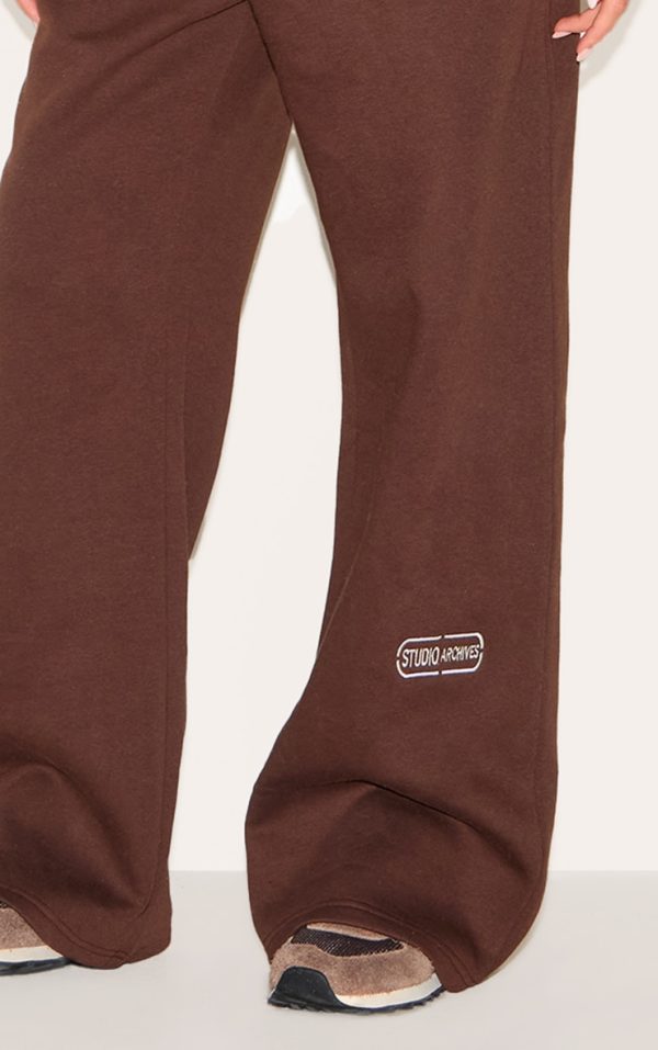 d69f0d752b6abc6b94370b2a7f016830d74a3b82_CNM4805_4_chocolate_studio_archives_embroidered_thin_waistband_drop_crotch_joggers